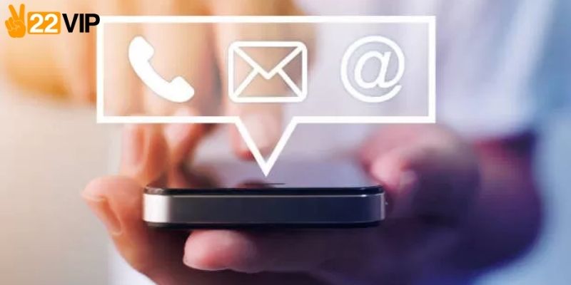 Nhân viên hỗ trợ giải đáp thắc mắc về nạp rút tiền